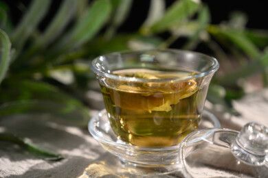 桌面上的杯子里的甘甜可口的金花葵茶