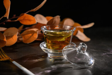 桌面上的杯子里的甘甜可口的金花葵茶