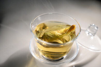 桌面上的杯子里的甘甜可口的金花葵茶