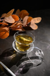 桌面上的杯子里的甘甜可口的金花葵茶