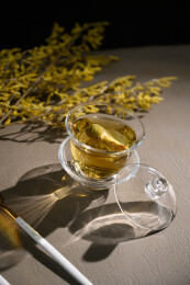 桌面上的杯子里的甘甜可口的金花葵茶