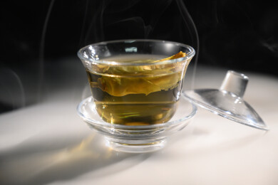 桌面上的杯子里的甘甜可口的金花葵茶
