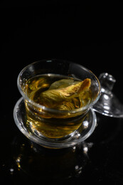桌面上的杯子里的甘甜可口的金花葵茶