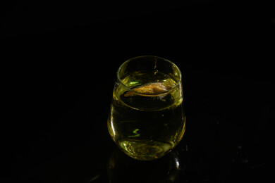 桌面上的杯子里的甘甜可口的金花葵茶