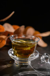 桌面上的杯子里的甘甜可口的金花葵茶