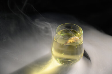 桌面上的杯子里的甘甜可口的金花葵茶