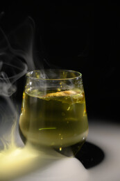 桌面上的杯子里的甘甜可口的金花葵茶