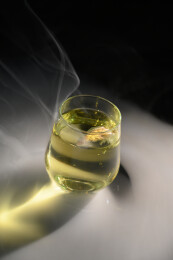 桌面上的杯子里的甘甜可口的金花葵茶