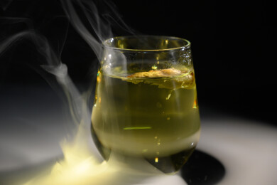 桌面上的杯子里的甘甜可口的金花葵茶