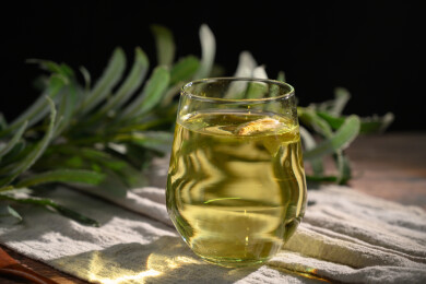 桌面上的杯子里的甘甜可口的金花葵茶