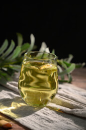 桌面上的杯子里的甘甜可口的金花葵茶