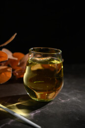 桌面上的杯子里的甘甜可口的金花葵茶