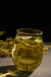 桌面上的杯子里的甘甜可口的金花葵茶