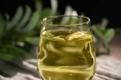 桌面上的杯子里的甘甜可口的金花葵茶