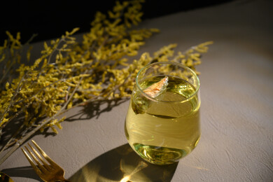 桌面上的杯子里的甘甜可口的金花葵茶