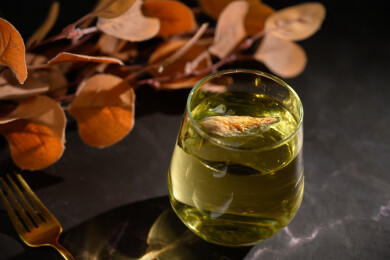 桌面上的杯子里的甘甜可口的金花葵茶