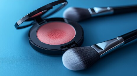 蓝色背景下的美妆工具展示