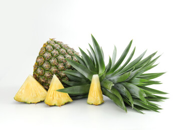 白色桌面上摆放着切开的新鲜水果凤梨果肉