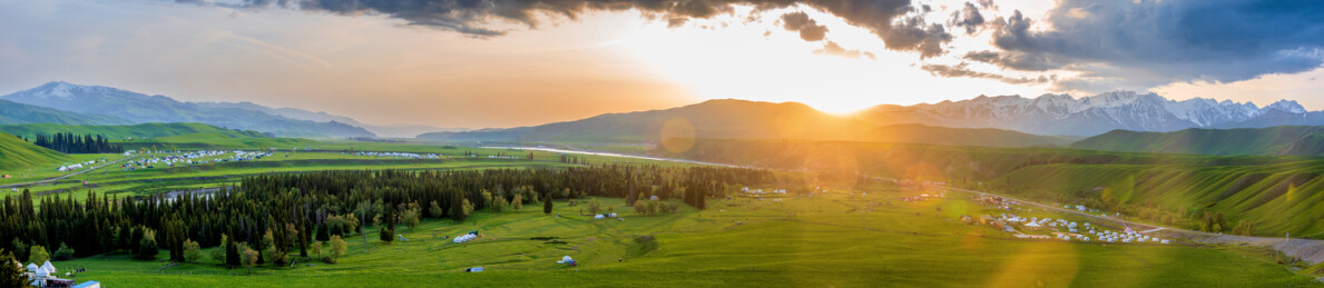 中国新疆伊犁尼勒克唐布拉百里画廊落日风光