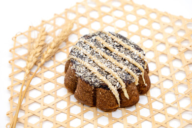 白背景生椰可可蛋糕