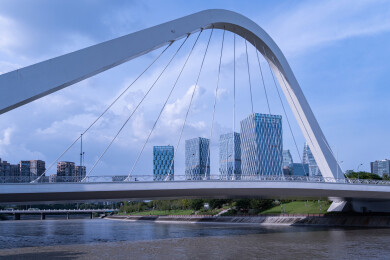 四川成都锦言大桥与锦江城市天际线与拱桥