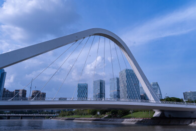 四川成都锦言大桥与锦江城市天际线与拱桥