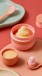 粉色和黄色婴儿辅食盒及勺子