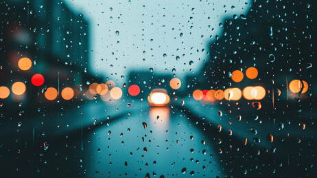 玻璃窗外的雨水慢慢流过。