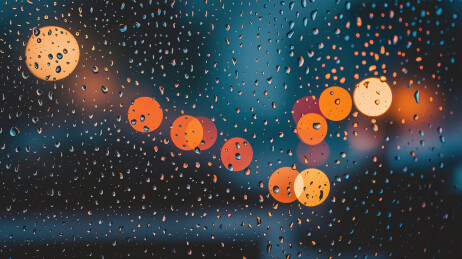 玻璃窗外的雨水慢慢流过。