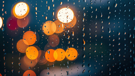 玻璃窗外的雨水慢慢流过。