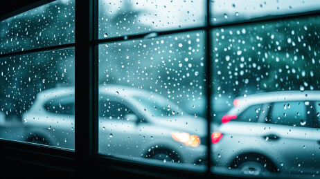 玻璃窗外的雨水慢慢流过。
