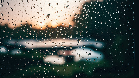玻璃窗外的雨水慢慢流过。