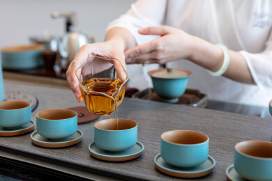 茶师倒茶的特写