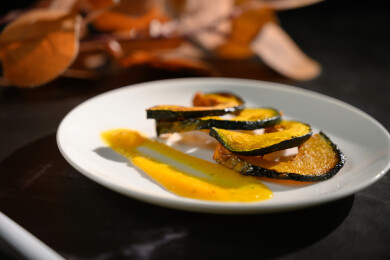 桌面上的盘子里的美味可口的烤南瓜