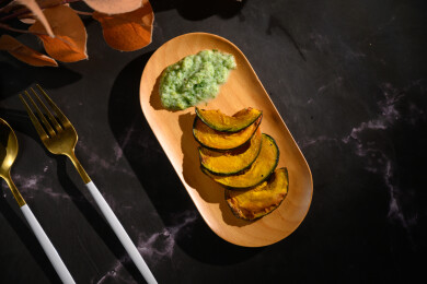 桌面上的盘子里的美味可口的烤南瓜