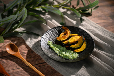 桌面上的盘子里的美味可口的烤南瓜