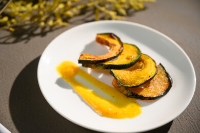 桌面上的盘子里的美味可口的烤南瓜