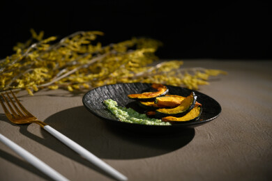 桌面上的盘子里的美味可口的烤南瓜