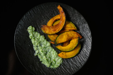 桌面上的盘子里的美味可口的烤南瓜