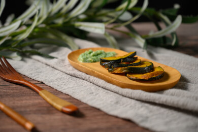 桌面上的盘子里的美味可口的烤南瓜