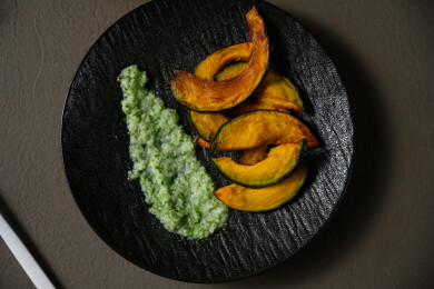 桌面上的盘子里的美味可口的烤南瓜