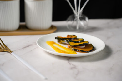 桌面上的盘子里的美味可口的烤南瓜