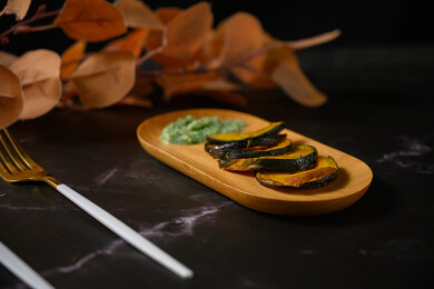 桌面上的盘子里的美味可口的烤南瓜