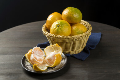 桔子摆放在木桌面上特写深色调