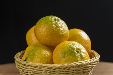 桔子摆放在木桌面上特写深色调