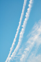 飞机划过天空留下的痕迹