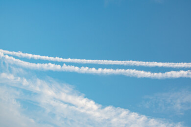 飞机划过天空留下的痕迹