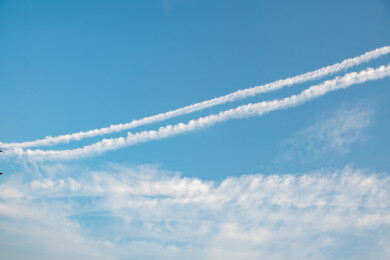 飞机划过天空留下的痕迹