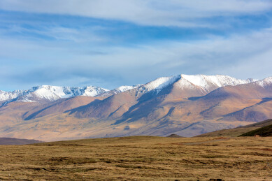 中国新疆巴音郭楞奎先达坂雪山风光