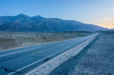 中国新疆巴音郭楞阿拉沟公路日落风光